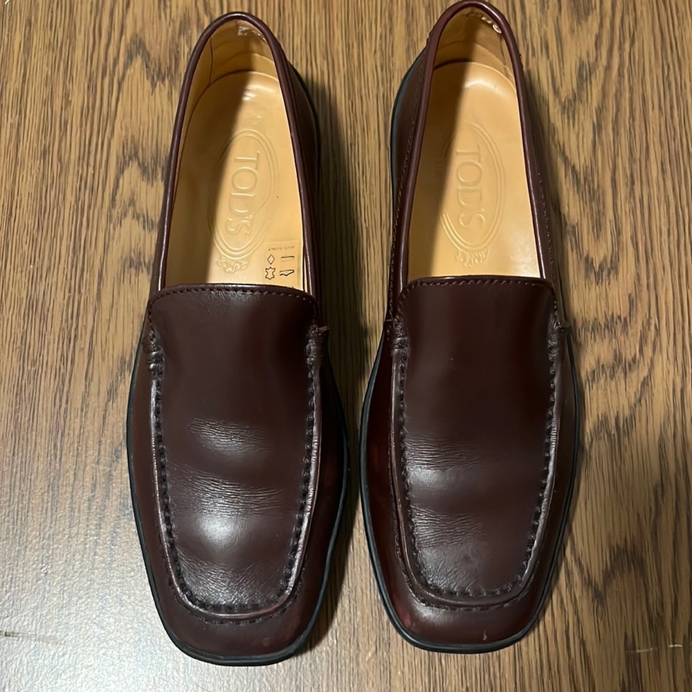 Timeless Tod’s Brown Leather Loafers